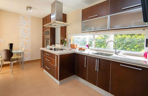 La Colina House | Stunning private villa with WIFI, A/C, private pool, TV, patio, pets allowed and parking
