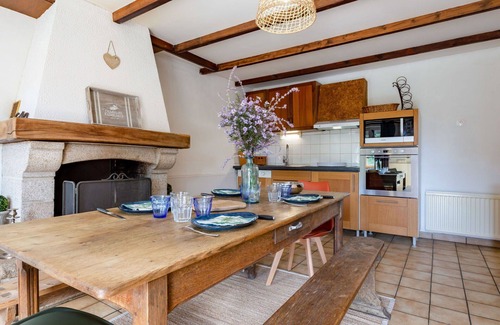 Surville House | Stunning private villa for 4 people with WIFI, TV, pets allowed and parking
