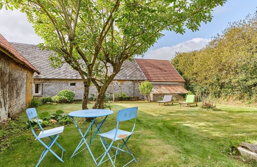Surville House | Stunning private villa for 4 people with WIFI, TV, pets allowed and parking