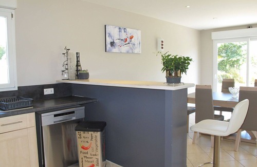 Surville House | Stunning private villa for 6 people with WIFI, TV, patio, pets allowed and parking