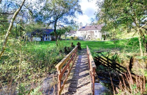 Pumpsaint House | Stunning private villa for 2 guests with WIFI, TV, patio, pets allowed, panoramic view and parking
