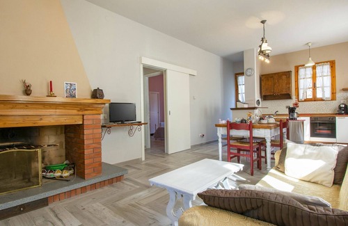 Macchino House | Stunning private villa for 8 guests with WIFI, TV, patio, pets allowed and parking