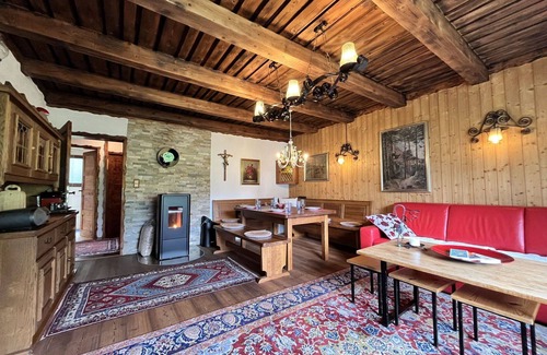Bodental House | Stunning private villa for 5 guests with TV, pets allowed and parking