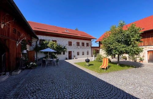 Regau Villa | Stunning private villa for 8 people with WIFI, TV, terrace and pets allowed