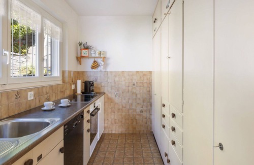 Gordola House | Stunning private villa for 4 guests with WIFI, TV, balcony, pets allowed, panoramic view and par.