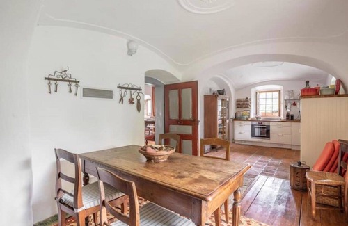 Clunek House | Stunning private villa for 8 people with WIFI, patio, pets allowed and parking