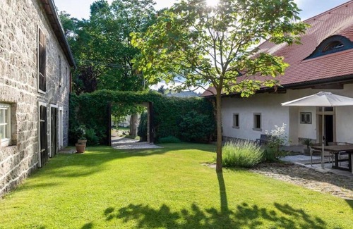 Clunek House | Stunning private villa for 8 people with WIFI, patio, pets allowed and parking