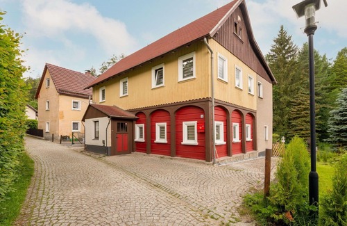 Oybin House | Stunning private villa for 10 guests with WIFI, hot tub, TV, patio, pets allowed and parking