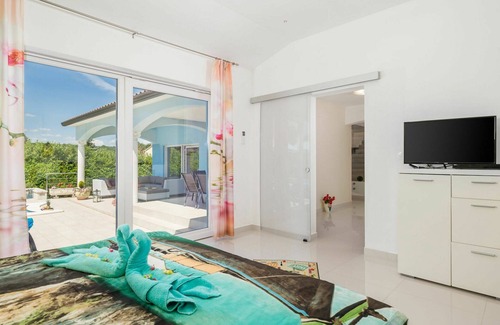 Rogocana House | Stunning private villa for 8 guests with A/C, WIFI, private pool, TV, patio and parking