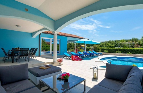 Rogocana House | Stunning private villa for 8 guests with A/C, WIFI, private pool, TV, patio and parking