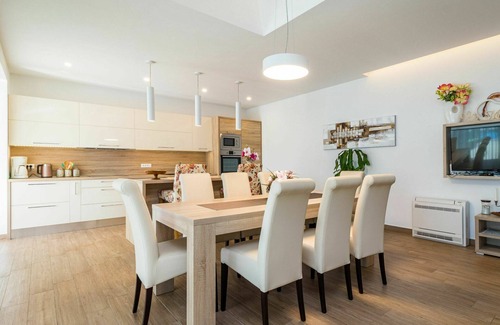 Gracisce House | Stunning private villa for 8 people with private pool, WIFI, hot tub, A/C, TV and terrace
