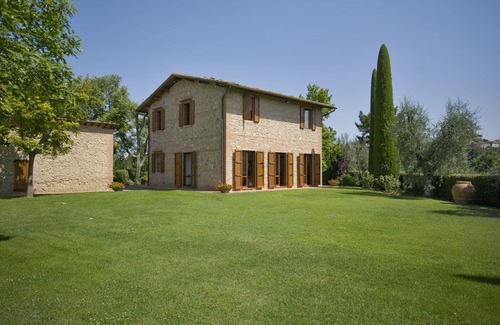 Palaia Villa | Stunning private villa for 8 guests with private pool, WIFI, TV and patio