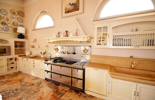 Signa Villa | Stunning private villa for 14 guests with WIFI, A/C, hot tub, private pool and TV, close to Flor.