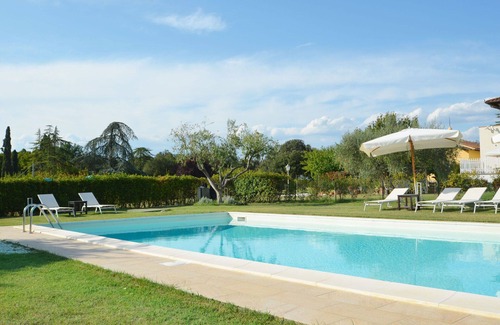 Signa Villa | Stunning private villa for 14 guests with WIFI, A/C, hot tub, private pool and TV, close to Flor.