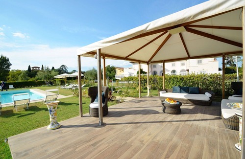 Signa Villa | Stunning private villa for 14 guests with WIFI, A/C, hot tub, private pool and TV, close to Flor.