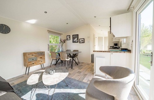 Linden House | Stunning private villa for 4 people with WIFI, TV, terrace and parking