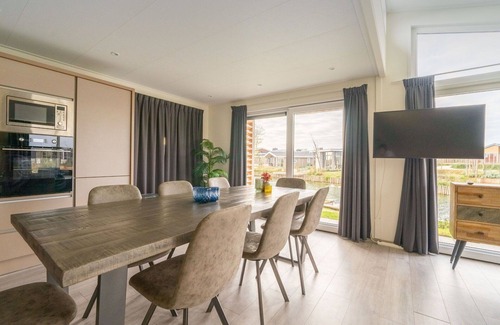 Linden House | Stunning private villa for 8 people with WIFI, TV, terrace and parking