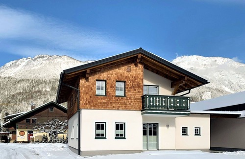 Weissenbach House | Stunning private villa for 8 guests with WIFI, TV, terrace, pets allowed and parking