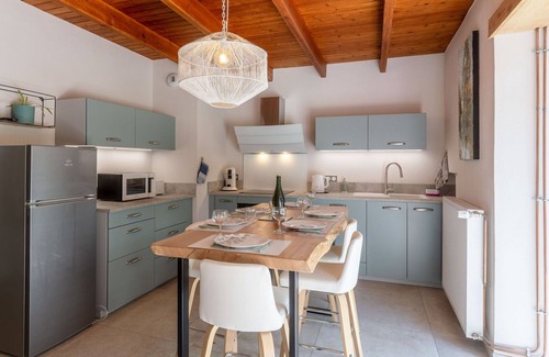 Coutances House | Stunning private villa for 6 people with WIFI, TV, terrace and parking