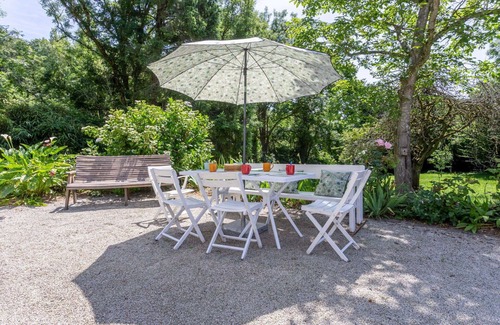 Coutances House | Stunning private villa for 6 people with WIFI, TV, terrace and parking
