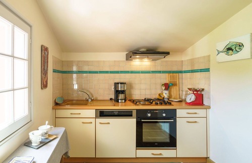 Pouldreuzic House | Stunning private villa for 2 guests with TV, terrace and parking