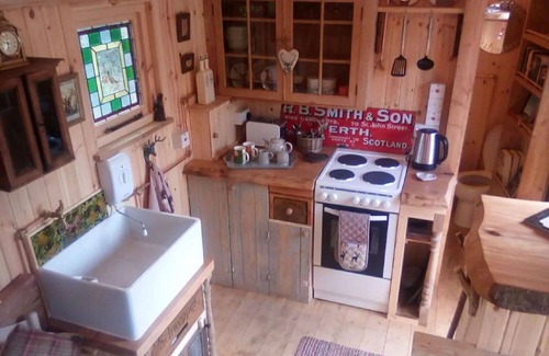 Balnain House | Stunning private villa for 3 guests with WIFI, TV, pets allowed, panoramic view and parking