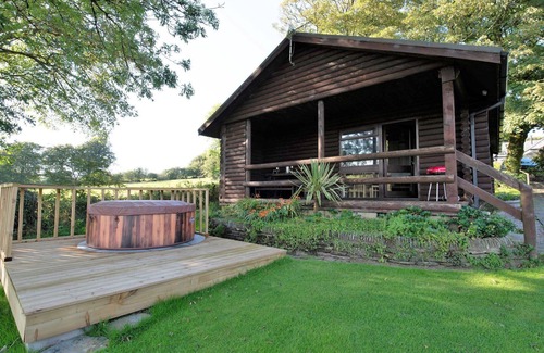 Fivelanes House | Stunning private villa with hot tub, WIFI, TV, patio, pets allowed, panoramic view and parking