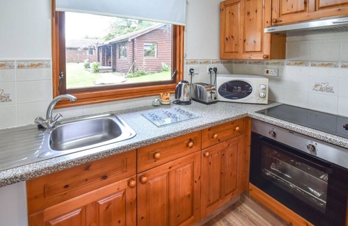 Fivelanes House | Stunning private villa for 4 people with WIFI, hot tub, TV, patio, pets allowed and parking