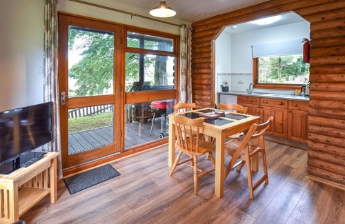 Fivelanes House | Stunning private villa for 4 people with WIFI, hot tub, TV, patio, pets allowed and parking