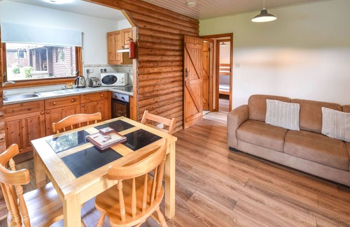 Fivelanes House | Stunning private villa for 4 people with WIFI, hot tub, TV, patio, pets allowed and parking
