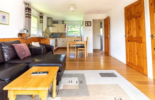 Fivelanes House | Stunning private villa for 4 people with hot tub, WIFI, TV, patio and parking