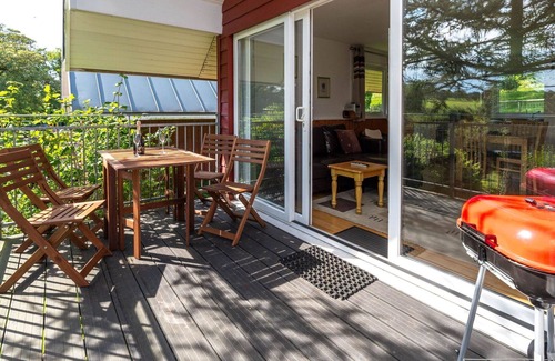 Fivelanes House | Stunning private villa for 4 people with hot tub, WIFI, TV, patio and parking