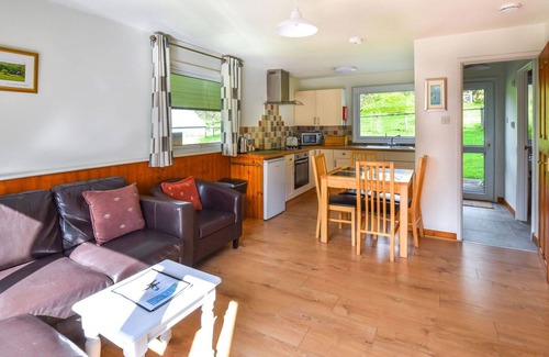 Fivelanes House | Stunning private villa for 4 guests with hot tub, WIFI, TV, patio, pets allowed and parking