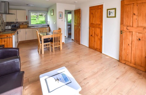 Fivelanes House | Stunning private villa for 4 guests with hot tub, WIFI, TV, patio, pets allowed and parking