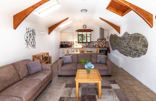Fivelanes House | Stunning private villa for 5 guests with hot tub, WIFI, patio, pets allowed and parking