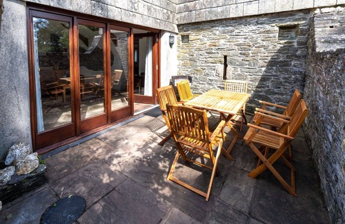 Fivelanes House | Stunning private villa for 5 guests with hot tub, WIFI, patio, pets allowed and parking