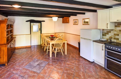 Fivelanes House | Stunning private villa for 7 guests with WIFI, hot tub, TV, patio, pets allowed and parking