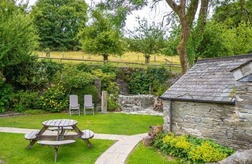 Fivelanes House | Stunning private villa for 7 guests with WIFI, hot tub, TV, patio, pets allowed and parking