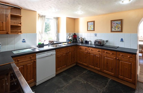 Fivelanes House | Stunning private villa for 9 guests with hot tub, WIFI, TV, patio, pets allowed and parking