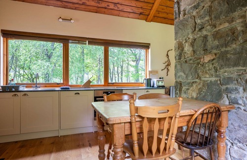 Beauly House | Stunning private villa for 4 people with hot tub, WIFI, TV and pets allowed