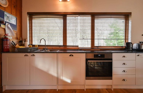 Beauly House | Stunning private villa for 4 people with hot tub, WIFI, TV and pets allowed