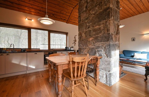 Beauly House | Stunning private villa for 4 people with hot tub, WIFI, TV and pets allowed