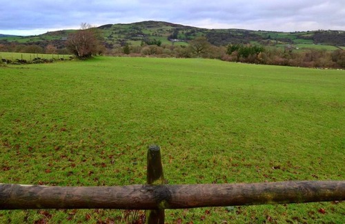 Corwen House | Stunning private villa for 6 guests with WIFI, TV, patio and parking