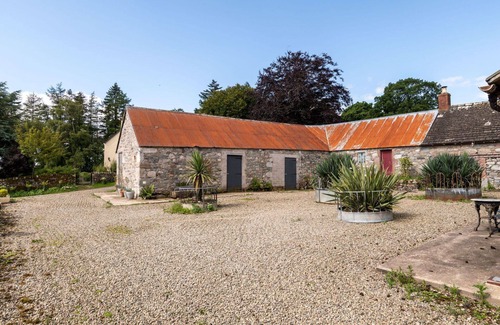 Kirriemuir Villa | Stunning private villa for 10 guests with WIFI, patio, panoramic view and parking