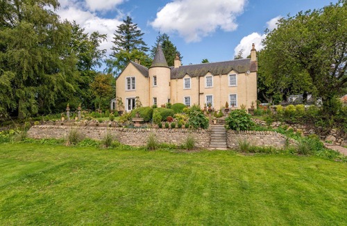 Kirriemuir Villa | Stunning private villa for 10 guests with WIFI, patio, panoramic view and parking