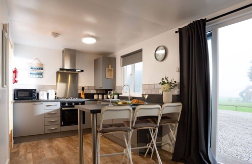 Helford Passage House | Stunning private villa for 4 people with WIFI, TV, pets allowed, panoramic view and parking
