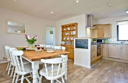 Helford Passage House | Stunning private villa for 8 people with WIFI, hot tub, TV, patio, pets allowed and parking