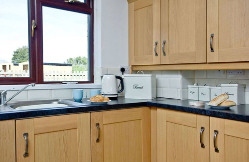 Helford Passage House | Stunning private villa for 8 people with WIFI, hot tub, TV, patio, pets allowed and parking