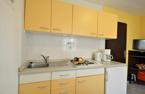 Mali Vareski House | Stunning private villa for 4 guests with WIFI, A/C, TV, terrace, pets allowed and parking