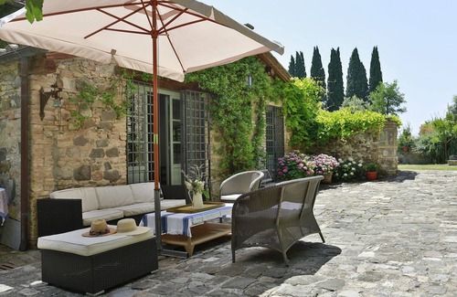Argiano Villa | Stunning private villa for 10 people with WIFI, private pool, A/C, TV, patio and parking